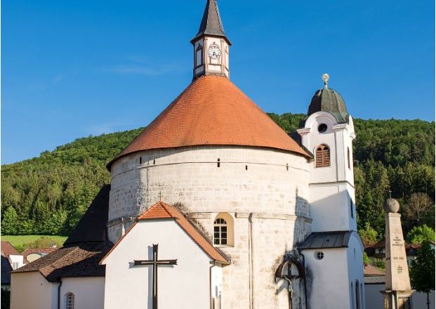 Pfarrkirche Scheiblingkirchen, © Walter Strobl, www.audivision.at Pfarrkirche Scheiblingkirchen mit rundem Turm und rotem Dach vor blauem Himmel.