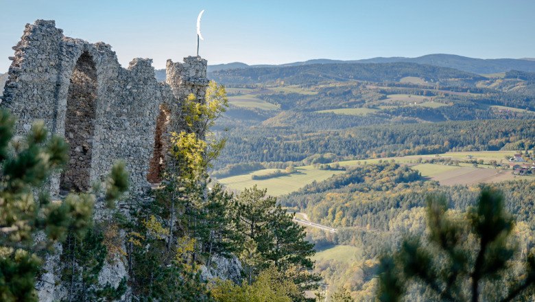Ausblick Türkensturz, © Claudia Schlager Ruine Türkensturz von der Seite fotografiert mit Blick auf hügelige Landschaft und Wälder.