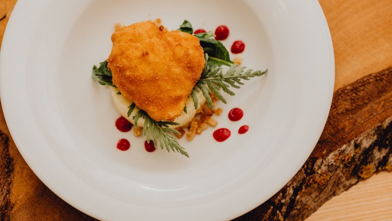 Gebackenes Ei auf Erdäpfel-, rote Rüben-Püree, © Niederösterreich Werbung/Klaus Engelmayer Ein gebackenes Ei auf einem Teller mit Püree und roten Tupfen.