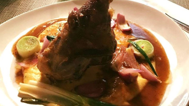 Köstliches aus der Küche, © Gasthof Martin Windbichler Ein Teller mit einem Fleischgericht, serviert auf Kartoffelpüree mit einer braunen Soße und Gemüse.