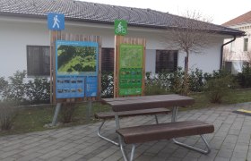 Wanderstartplatz Pitten, © Wiener Alpen Ein Rastplatz mit Infotafeln für Wanderer und Radfahrer in Pitten.