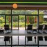 Hotel & Spa Linsberg Asia, © Niederösterreich Werbung / Maximilian Pawlikowsky Innenansicht eines Spas mit Liegestühlen und Blick auf einen Garten.