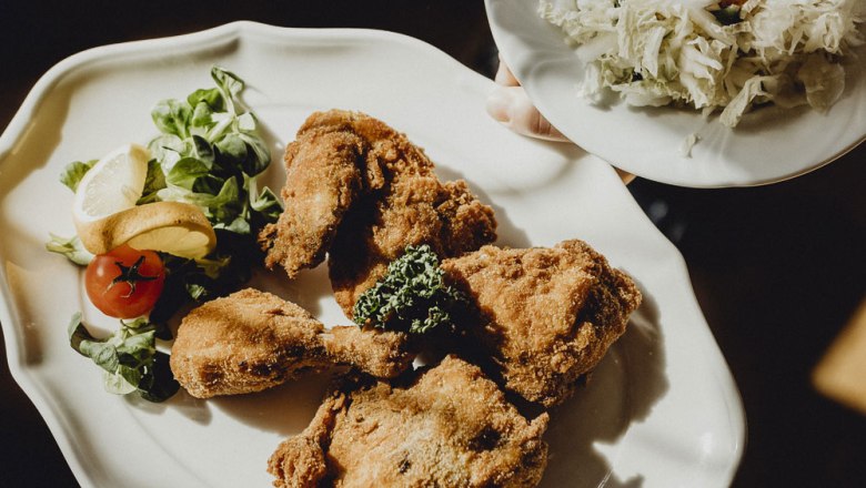 Backhendl, © Niederösterreich Werbung/Sophie Menegaldo Ein Teller mit paniertem Backhendl, Salat und Zitrone.