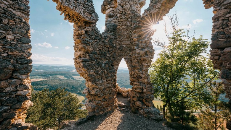 Ruine Türkensturz, © Wiener Alpen, Roman Königshofer Ruine Türkensturz mit Blick auf die Landschaft und Sonnenstrahlen durch die Mauer.