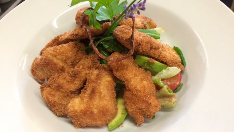 Köstliches aus der Küche, © Gasthof Martin Windbichler Ein Teller mit Salat und Gebackenem, garniert mit Kräutern.