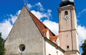 Pfarrkirche Wiesmath, © Walter Strobl, www.audivision.at Pfarrkirche Wiesmath mit Turm, Friedhofsmauer aus Stein und Uhr vor blauem Himmel.