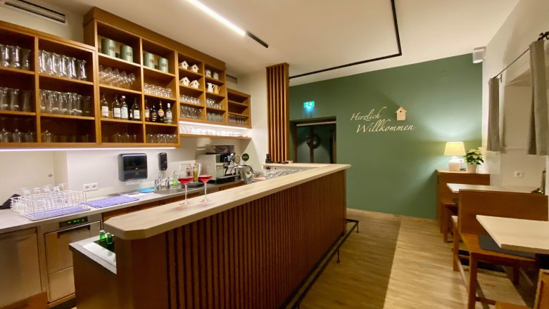 s'Hutwisch Schankbereich, © Hutwisch Regionalentwicklung eGen Die Schank im Eingangsbereich des Gasthauses.