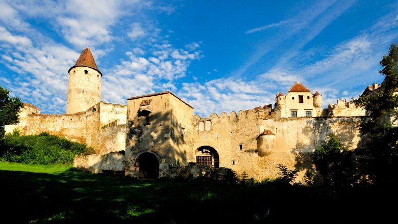 Seebenstein, © POV Burg Seebenstein mit blauem Himmel und Wolken im Hintergrund.