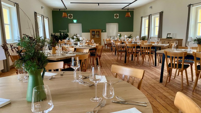 s'Hutwisch Saal "am Gartenriegel", © Hutwisch Regionalentwicklung eGen Moderner Saal im Obergeschoss des Gasthauses, mit original Holzboden, Holztischen- und Sesseln.