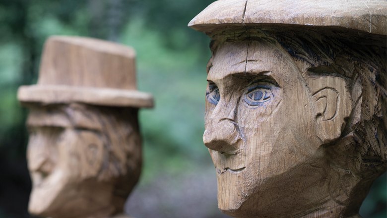 Sagenfiguren in Lanzenkirchen, © Marktgemeinde Lanzenkirchen Zwei Holzskulpturen von Sagenfiguren mit Hüten in Lanzenkirchen.