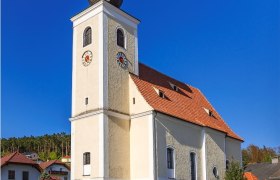 Pfarrkirche Hollenthon, © Walter Strobl, www.audivision.at Pfarrkirche Hollenthon mit Zwiebelturm und blauen Himmel.
