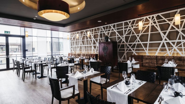 Restaurant China Grill Linsberg Asia, © Linsberg Asia Elegantes Restaurant mit modernen asiatischen Designelementen, gedeckten Tischen und großen Fenstern.