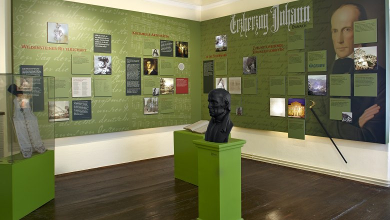 Erzherzog Johann Dokumentation, © Wiener Alpen, Foto: Bene Croy Ausstellungsraum über Erzherzog Johann mit Infotafeln und Büste.