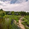 Hotel & Spa Linsberg Asia, © Niederösterreich Werbung / Maximilian Pawlikowsky Asiatisch inspirierter Garten mit Holzbrücke und Teich.