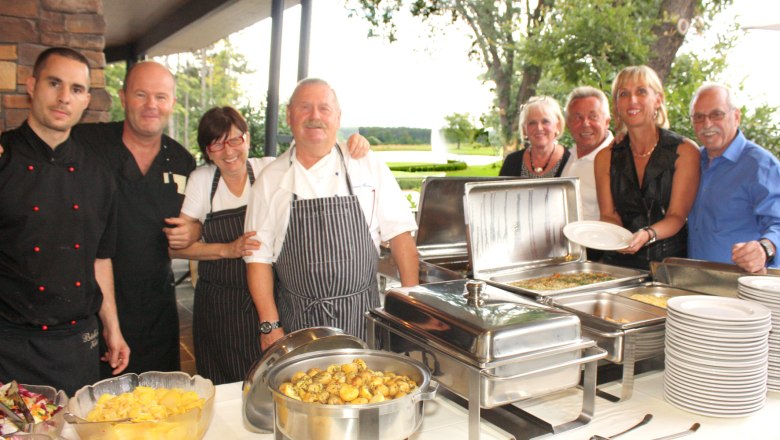 Golfrestaurant Foehrenwald, © Hans Tomsich Gruppe von Menschen in einem Restaurant neben einem Buffet mit Speisen.