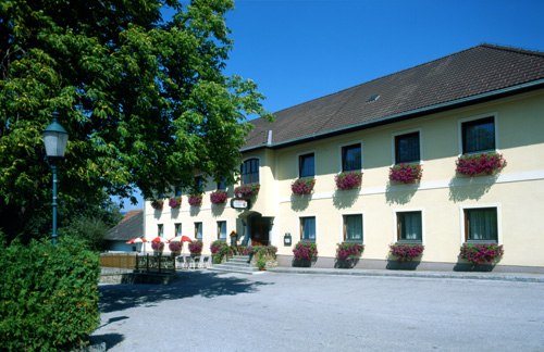 Gasthof Koder, © Gasthof Koder, Foto Berthold Koder Ein traditionelles Gasthaus mit gelber Fassade und Blumenkästen an den Fenstern.