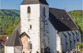 Wehrkirche Bromberg, © Walter Strobl, www.audivision.at Rustikale Wehrkirche Bromberg mit breitem Turm und Friedhof im Vordergrund.