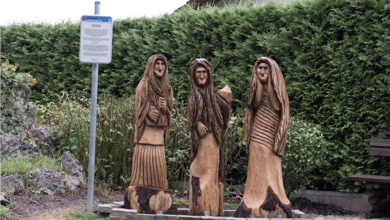 Sagenfiguren in Lanzenkirchen, © Marktgemeinde Lanzenkirchen Drei Holzskulpturen der Leitha-Hexen am Leitha-Ursprung in Lanzenkirchen.