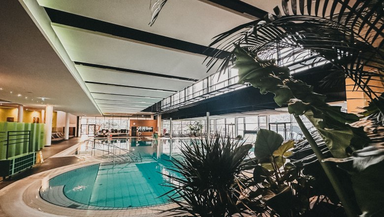 Innenbereich der Therme Linsberg Asia mit Pool und Pflanzen.