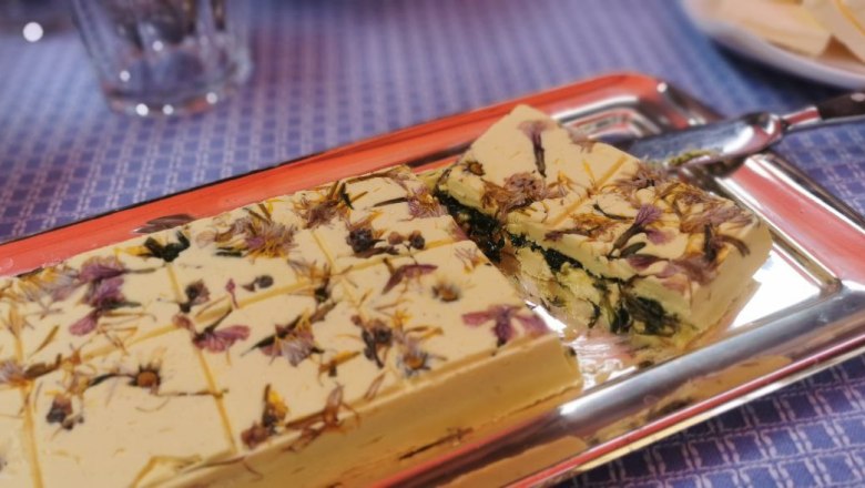 Kuchen mit Früchten auf einem Tablett am Tisch