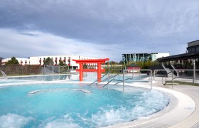 Außenbereich der Therme Linsberg Asia mit Pool und rotem Torii.