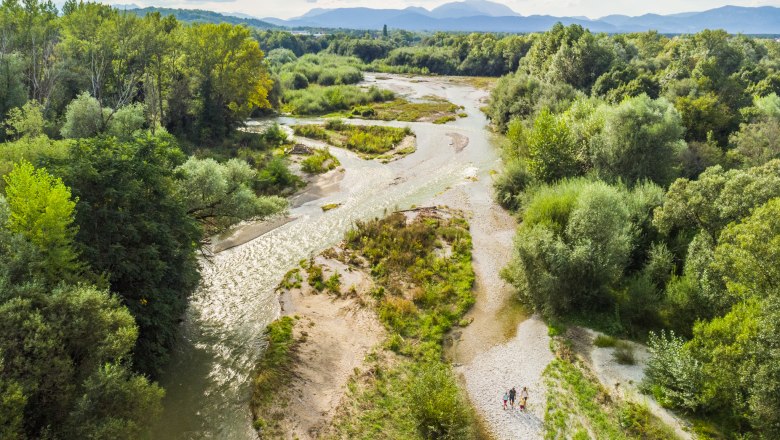 Luftaufnahme des Leitha-Ursprungs in Lanzenkirchen mit Fluss und gr&uuml;ner Vegetation.