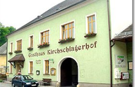 Ein traditionelles Gasthaus mit gr&uuml;ner Fassade und der Aufschrift 'Gasthaus Kirschlagerhof'.