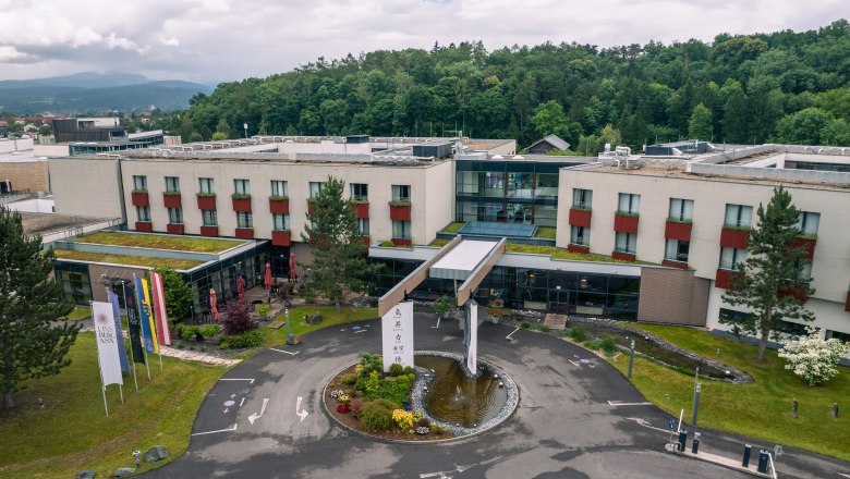 Au&szlig;enansicht des Hotels Linsberg Asia mit Eingang und umliegender Natur.