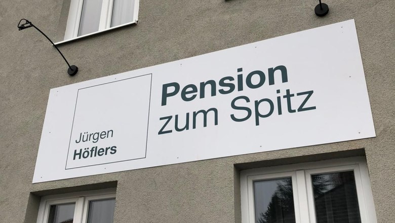 Pension zum Spitz, © Pension zum Spitz Fassade eines Gebäudes mit einem Schild der Pension zum Spitz.