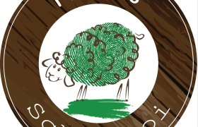 Logo von Hackl's Schofstoi mit einem gezeichneten Schaf aus einem Fingerabdruck auf Holzoptik-Hintergrund.