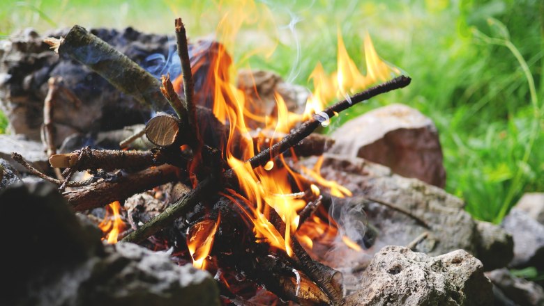 Grillen am Lagerfeuer Familie Trenker, © CCO Creative Commons