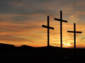 Sonnenaufgang hinter den Wetterkreuzen in Hollenthon | Bucklige Welt, &copy; Wiener Alpen in Nieder&ouml;sterreich - Bad Sch&ouml;nau