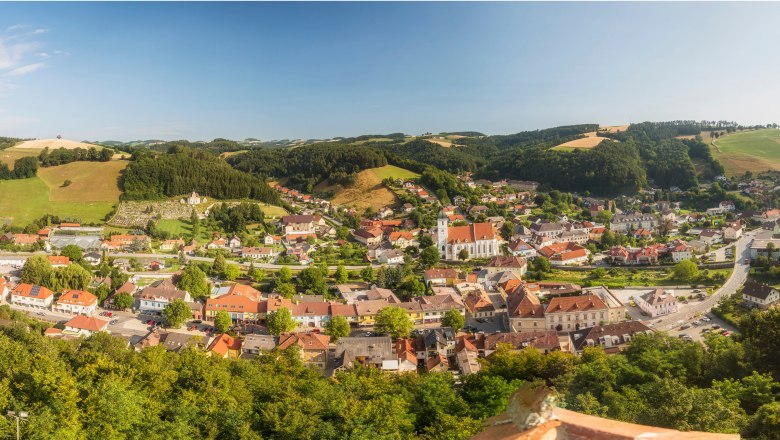 Panoramablick auf Kirchschlag in der Buckligen Welt mit Kirche und umliegenden H&uuml;geln.