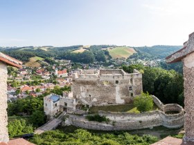 Blick vom Feuerturm auf die Burgruine Kirchschlag, © Wiener Alpen, Franz Zwickl