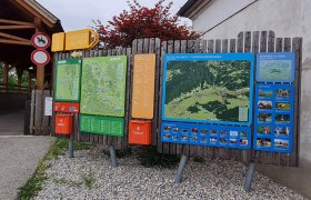 Wanderstartplatz in Bad Erlach mit großer Infotafel und Karten der Wiener Alpen.