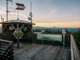 Plattform der Aussichtswarte Hutwisch mit Blick auf den Horizont, &copy; Wiener Alpen
