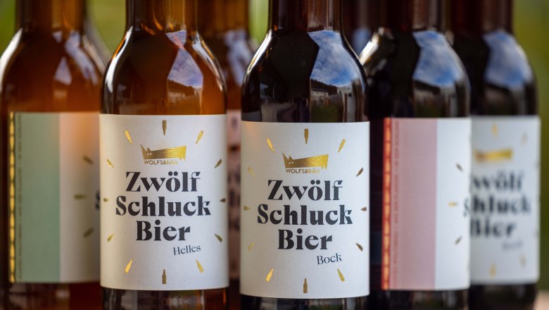 Naheaufnahme von Bierflaschen mit Etikett mit der Aufschrift "Zwölf Schluck Bier".