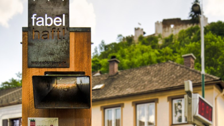 Ein Schild mit der Aufschrift 'fabelhaft!' vor einer Burgruine in Nieder&ouml;sterreich.