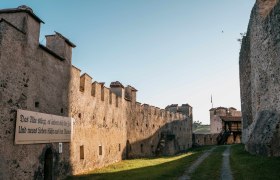 Burgruine Kirchschlag Eingangbereich, © Wiener Alpen, Roman Königshofer