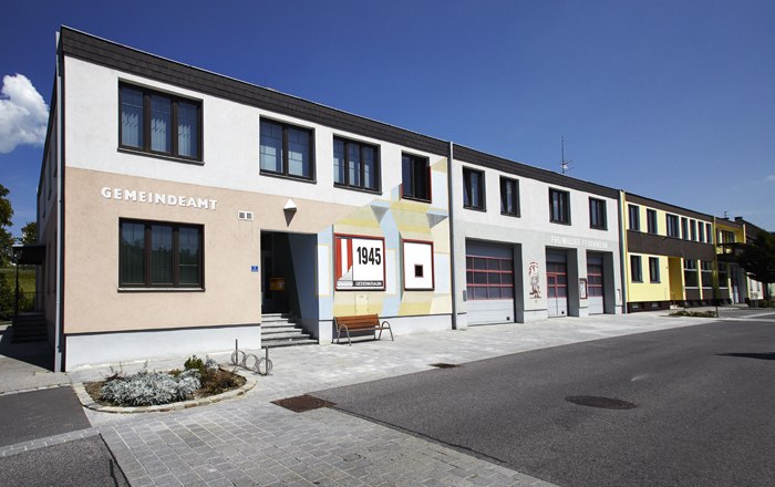 Geb&auml;ude mit der Aufschrift 'Gemeindeamt' und '1945 Gedenkraum'.