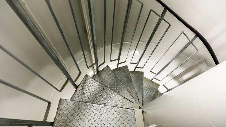 Spiralf&ouml;rmige Metalltreppe in einem Windrad.