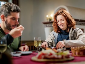 Pausemachen beim Heurigen, &copy; Wiener Alpen in Nieder&ouml;sterreich - Bad Erlach