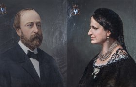 lte Porträts von Graf und Grafin Chambord in formeller, dunkler Kleidung, mit Wappen oben links und rechts.