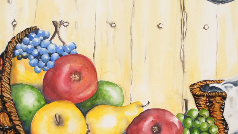Aquarellbild von Obst in einem geflochtenen Korb vor einer Holzwand.