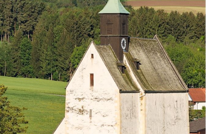 Wehrkirche Bad Sch&ouml;nau vor gr&uuml;ner Landschaft.