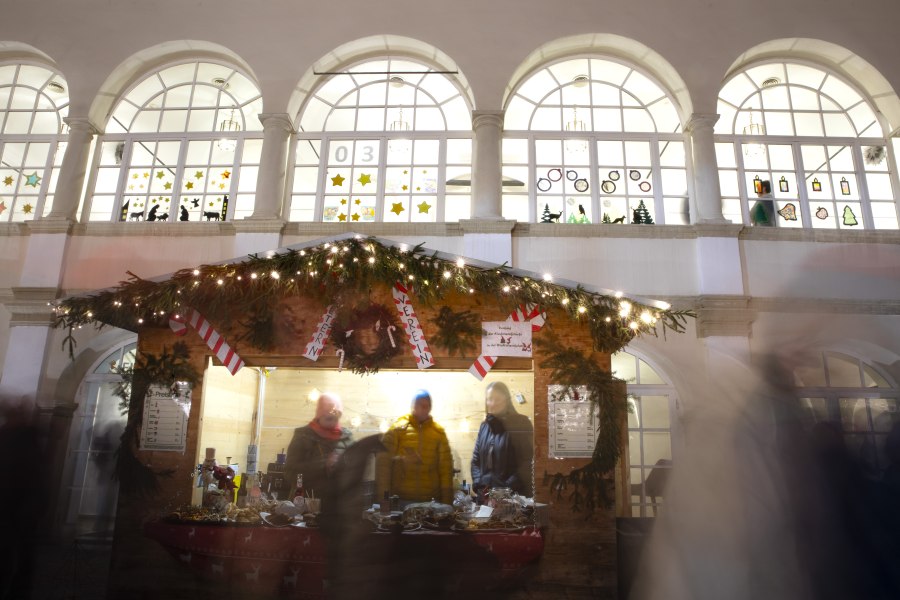 Punschstand im Schloss Katzelsdorf, © Wiener Alpen, Flotoanker - Luckerbauer