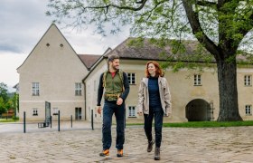 Vor dem Schloss Katzelsdorf, © Wiener Alpen in Niederösterreich - Bad Erlach