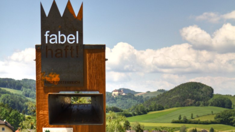 Metallskulptur mit der Aufschrift 'fabelhaft!' vor h&uuml;geliger Landschaft in Nieder&ouml;sterreich.