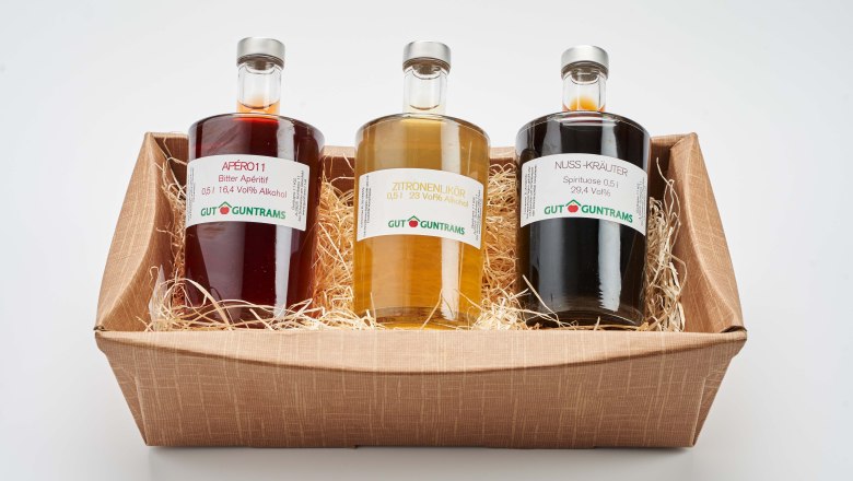 Drei Flaschen mit Lik&ouml;ren in einer Geschenkbox.