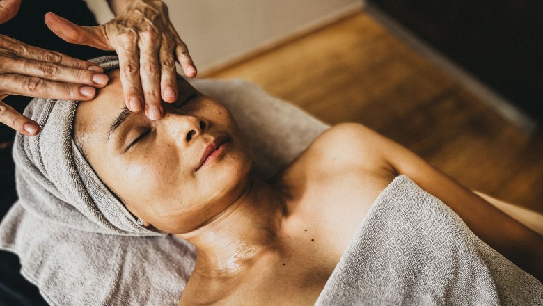 Person erhält Gesichtsmassage in einem Spa.